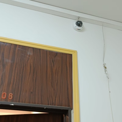 מצלמת אבטחה מותקנת על קיר ליד דלת