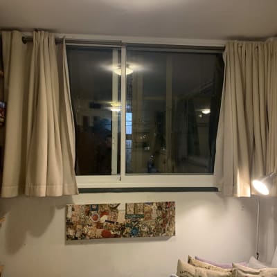 חלון אלומיניום עם וילונות בהירים