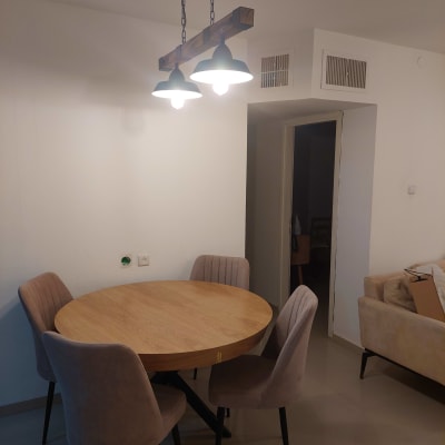 מנורת תקרה תלויה עם שלושה נורות דולקות