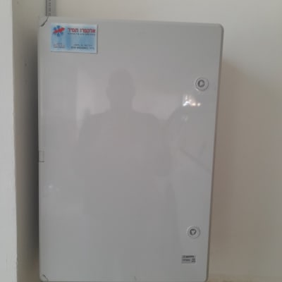 ארון חשמל עם מדבקה על הדלת