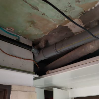 צינורות פלסטיק ותקרה מתקלפת