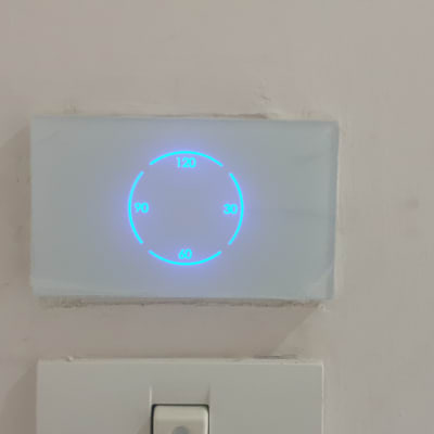 לוח בקרה עם תאורה כחולה ומתג חשמלי