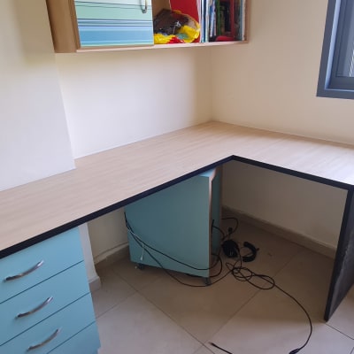 שולחן עבודה פינתי עם מגירות כחולות