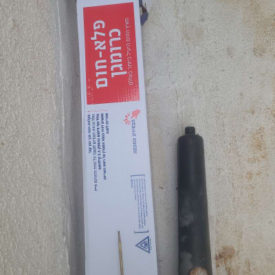 אריזת כרומגן עם רכיב דודי שמש על רצפה