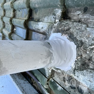 איטום צינור על גג רעפים עם חומר לבן