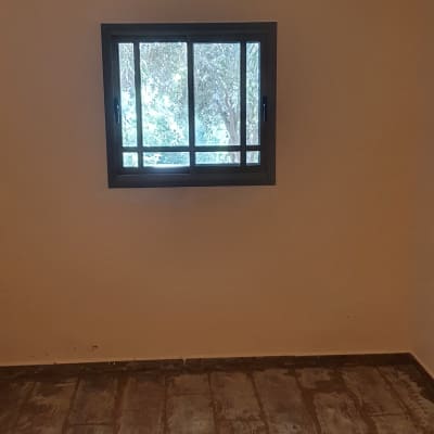 חלון אלומיניום עם מסגרת כהה