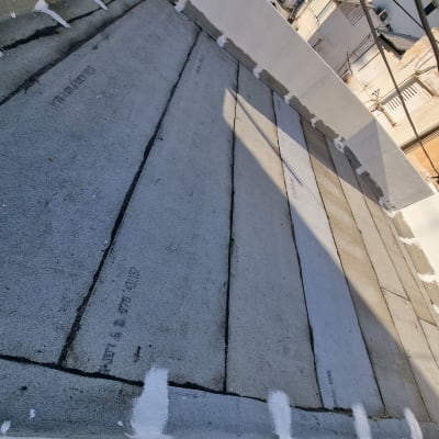 גג אטום עם יריעות ביטומניות ואיטום לבן