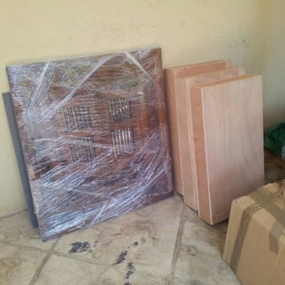 חפצים עטופים בניילון ומוכנים להובלה