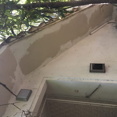 קיר עם תיקוני צבע ומזגן חיצוני