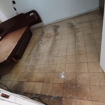 רצפה מלוכלכת עם סימני מים וסבון