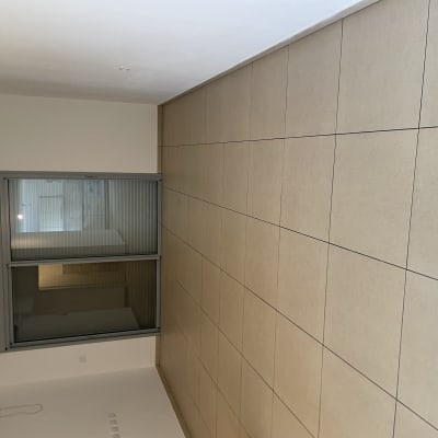 רצפה נקייה עם אריחים בהירים