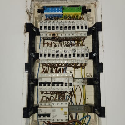 לוח חשמל עם מפסקים וחוטים צבעוניים