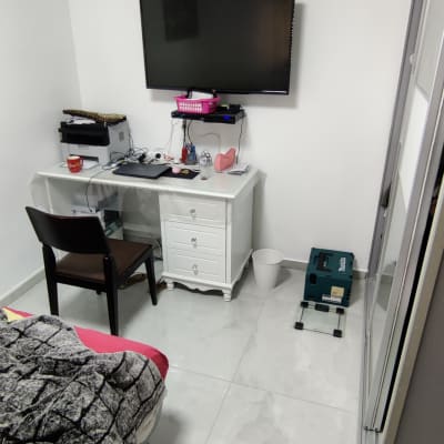 חדר עם שולחן עבודה, טלוויזיה על הקיר, ארגז כלים על הרצפה