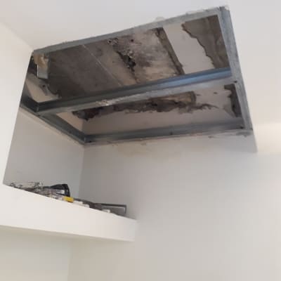 תקרת גבס פתוחה עם מסגרת מתכת חשופה