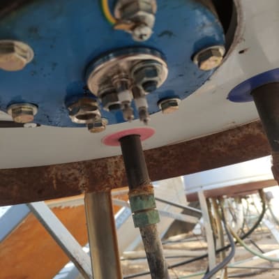 חיבורים וצינורות בתחתית דוד שמש