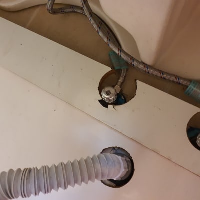 צינורות מים וגומי מתחת לכיור