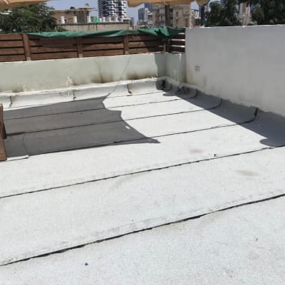 גג אטום ביריעות ביטומניות עם חיבורים גלויים