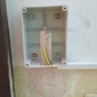 תיבת חיבורים חשמלית עם חוטים חשופים וקופסה פתוחה