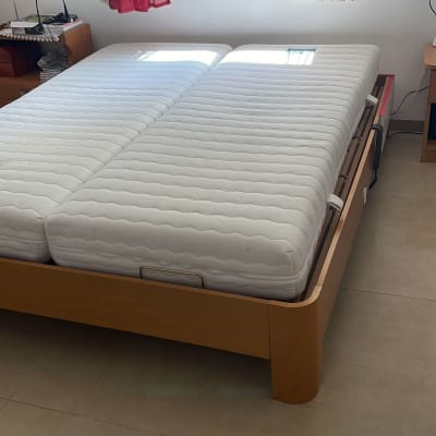 מיטה מתכווננת עם שלט בצד