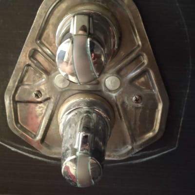 ברז מתכת עם ידיות עגולות על קיר