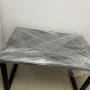 שולחן עטוף בניילון נצמד למעבר דירה
