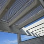 פרגולה מאלומיניום עם קורות אופקיות ולוחות הצללה