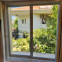 חלון אלומיניום עם נוף לגינה