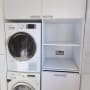 מכונת כביסה ומייבש כביסה בארון מטבח לבן