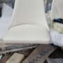 כיסא מרופד בלבן עם קצף וריפוד