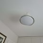 תאורה עגולה מותקנת על תקרה לבנה