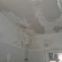 תקרה עם תיקוני צבע וטיח בחדר