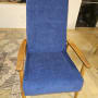 כיסא מרופד בכחול עם ידיות עץ