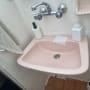 כיור ורוד עם ברז, סבון ומגבת