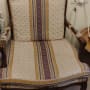 כיסא מרופד עם דוגמת פסים צבעונית