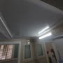 תקרת גבס עם תאורה פלורסנטית בחדר אמבטיה
