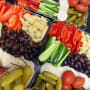מגשי ירקות חתוכים, זיתים, תירס גמדי, חמוצים ועגבניות שרי