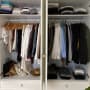 ארון בגדים מסודר עם בגדים תלויים ומקופלים