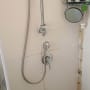 ברז מקלחת עם צינור מתכת ומדף סבונים