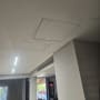 כתם רטיבות בתקרה בבית מגורים