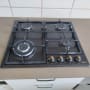 כיריים גז עם ארבעה מבערים וכפתורי שליטה
