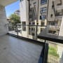 מרפסת עם רצפת אריחים ונוף לבניינים סמוכים