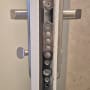 מנעול דלת עם בריחים ומנגנון נעילה