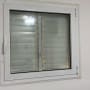 חלון אלומיניום עם תריסים פנימיים