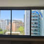 חלון אלומיניום עם נוף עירוני
