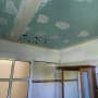 תקרת גבס עם תיקונים בחדר אמבטיה