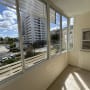 מרפסת עם חלונות גדולים ורצפת קרמיקה
