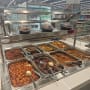 דלפק אוכל מוכן עם מגשי בשר ותוספות