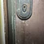 מנעול ישן על דלת מתכת חלודה
