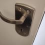 ידית דלת מתכת עם מנעול מובנה