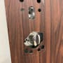 מנעול דלת מותקן על דלת עץ עם חורים נוספים